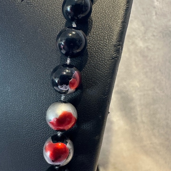 Elegant Black and Red Beaded Necklace - Picture 2 of 4